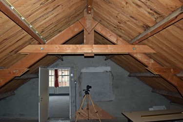 <p>Op enig moment is de stahoogte in de kappen van de oost- en middenvleugel verhoogd door de haanhouten en makelaars in te korten en hoger met elkaar te verbinden. Vanuit de kantine op de verdieping werd later eveneens een nieuwe toegang naar de zolder van de oostvleugel gemaakt. </p>

